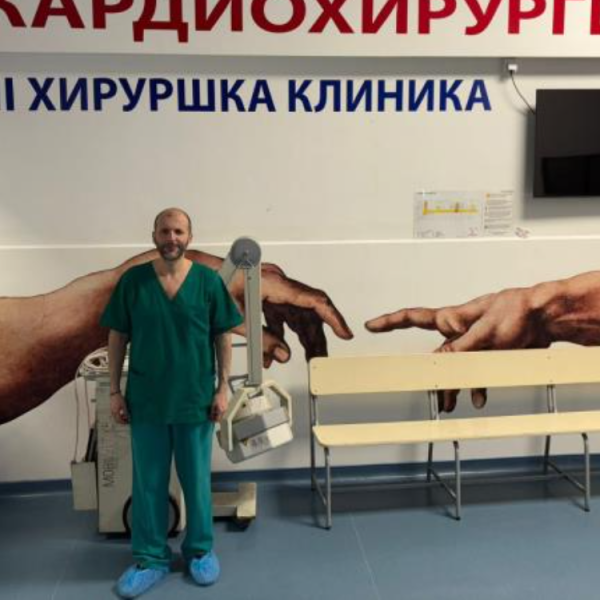 U BELOM MANTILU LEČI TELO, A U MANTIJI DUŠU: Željko je sveštenik i zdravstveni radnik, u bolnici je krstio petoro ljudi! (FOTO)