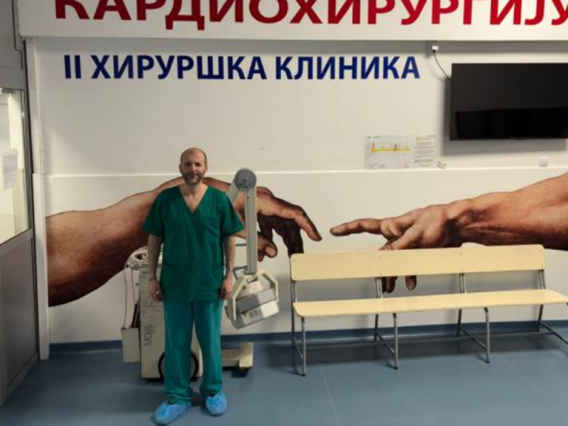 U BELOM MANTILU LEČI TELO, A U MANTIJI DUŠU: Željko je sveštenik i zdravstveni radnik, u bolnici je krstio petoro ljudi! (FOTO)