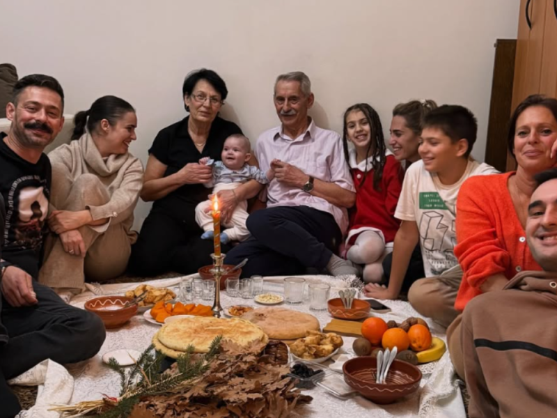 PRVO BADNJE VEČE MALOG DESPOTA: Glumac Milan Vasić sa porodicom na Kosovu proslavlja praznik! (FOTO)