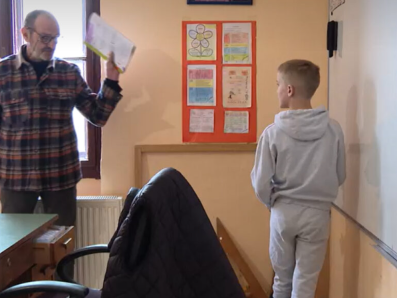 NIKOLA JEDINI ĐAK U ŠKOLI, DO NJE PEŠAČI DVA KILOMETRA: Kada završi četvrti razred, ovu ustanovu čeka tužna sudbina! (FOTO)