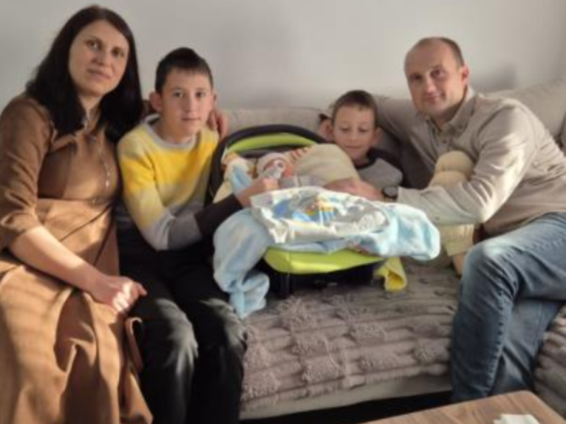 POSEBAN BOŽIĆ NA KOSMETU: Doktor Živojin porodio suprugu, danas praznik slave sa malim Stefanom! (FOTO)