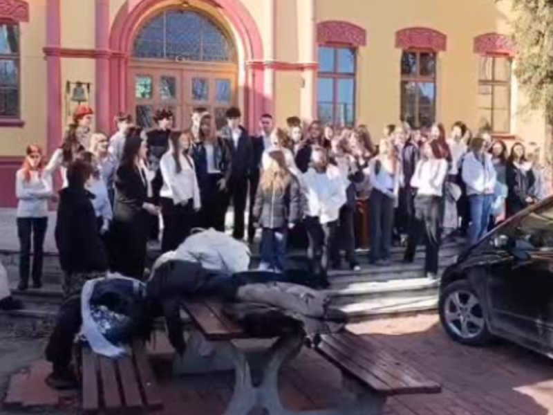 „NISI POŽELJAN U NAŠOJ ŠKOLI“: Đaci Karlovačke gimnazije odbili da pevaju pred predsednikom opštine! (VIDEO)