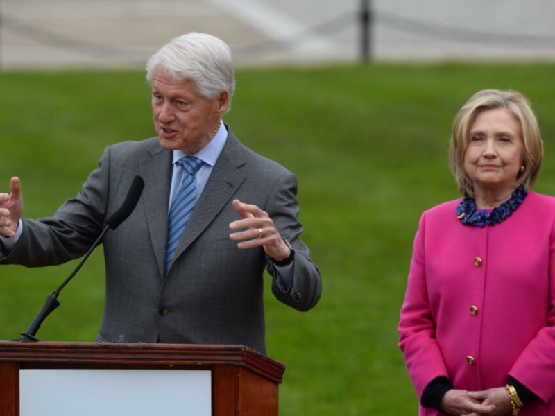 KLINTONOVI ODBILI DA SVEDOČE U ISTRAZI O EPSTAJNU: Evo sa čime će se bračni par suočiti ako se ne pojave pred Kongresom!