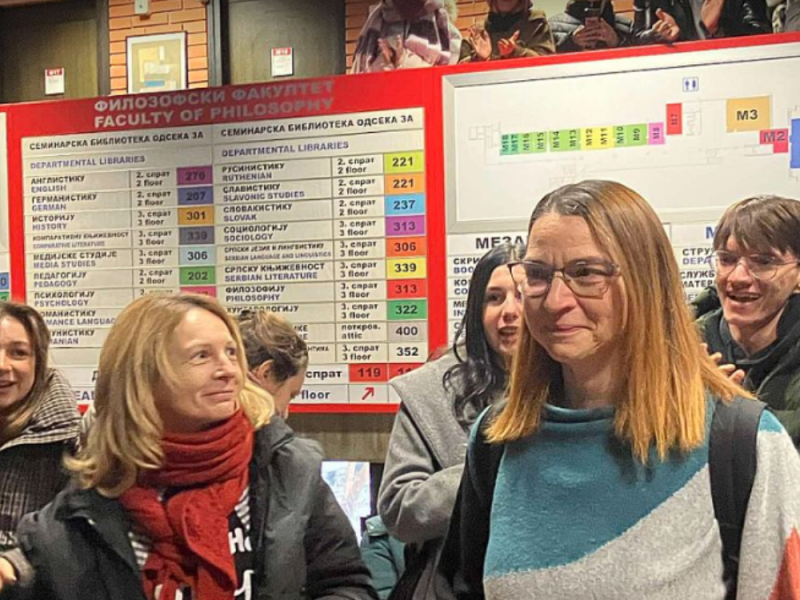 „NE IDEMO NIGDE DOK PROFESORKA NE BUDE VRAĆENA“: Blokada na Filozofskom fakultetu zbog otkaza Jeleni Kleut! (VIDEO)