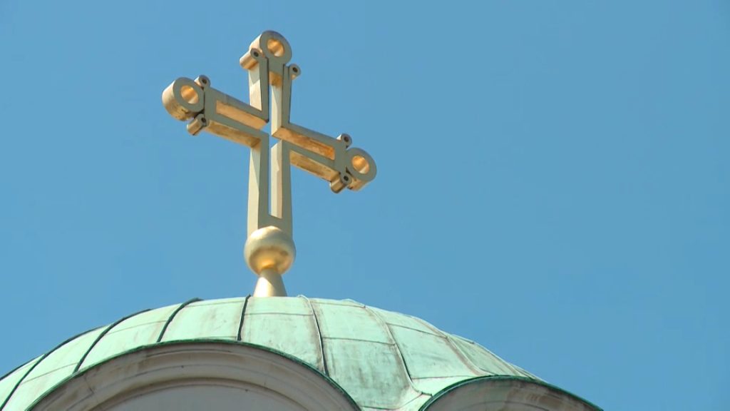 NI MRTVIMA NE DAJU MIRA: Oskrnavljeno srpsko groblje u blizini Lipljana na Kosmetu!