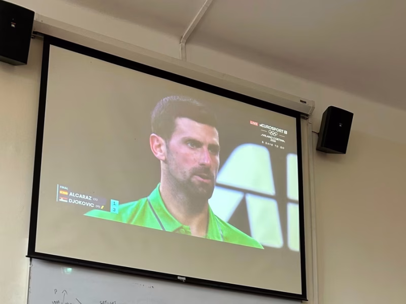 „NEŠTO STE REKLI?“: Studenti svih fakulteta u amfiteatru na Pravnom fakultetu zajedno prate Đokovića i poručuju “dabogda svi propali kao ti”!