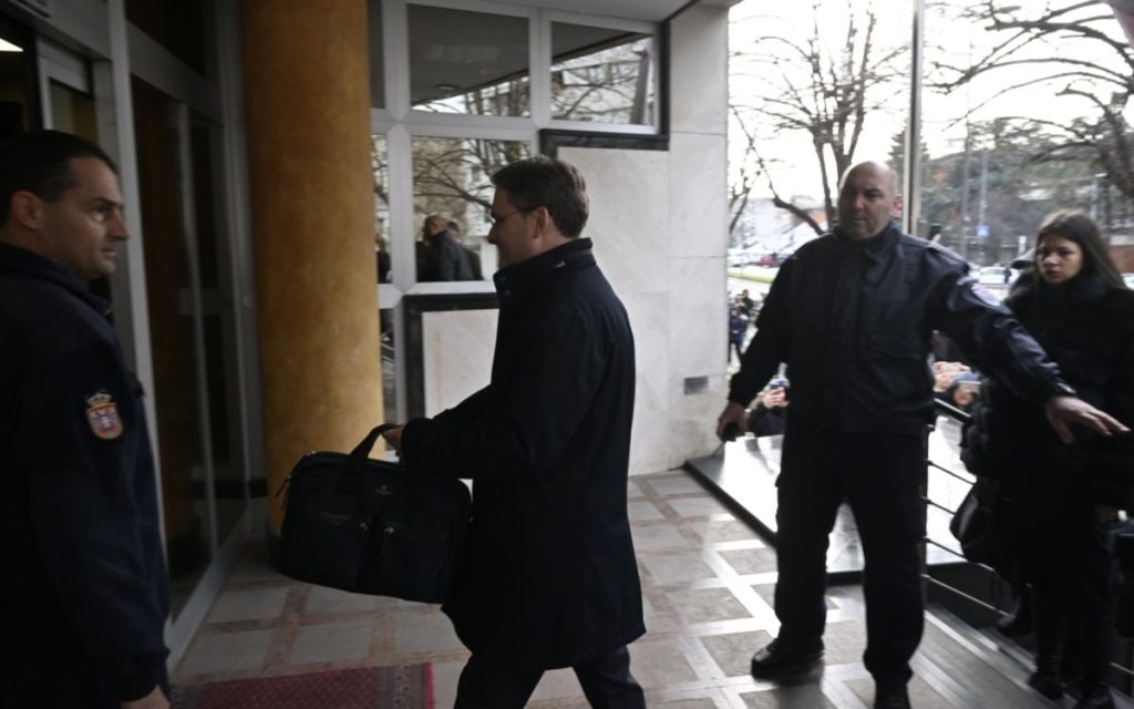 GRAĐANI I STUDENTI PROTESTUJU ISPRED SUDA: Počelo suđenje ministru Selakoviću za slučaj „Generalštab“! (FOTO, VIDEO)