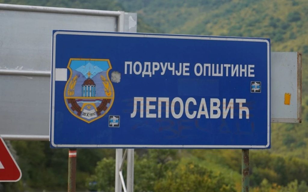 UKLONJENI ĆIRILIČNI NATPISI U LEPOSAVIĆU I ZVEČANU: Kosovska vlasti postavile dvojezične table! (VIDEO)