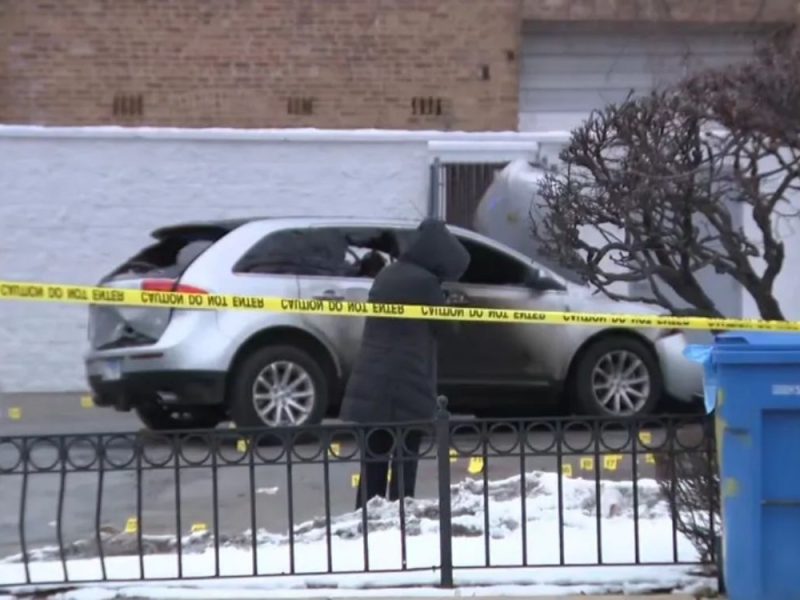 OSUMNJIČENI U BEKSTVU: Dva muškarca ubijena, jedan ranjen u pucnjavi ispred restorana u Čikagu!