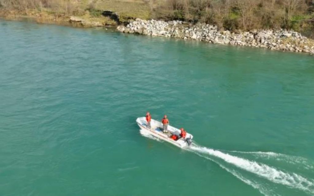 DRAMA U CRNOJ GORI: Automobil pun ljudi sleteo u ledenu Moraču, ronioci i dronovi traže preživele! (VIDEO)