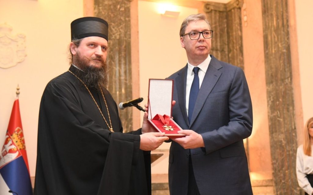 EPISKOP SERGIJE ODLIKOVAO VUČIĆA: Predsedniku Srbije uručen Orden novomučenika! (VIDEO)