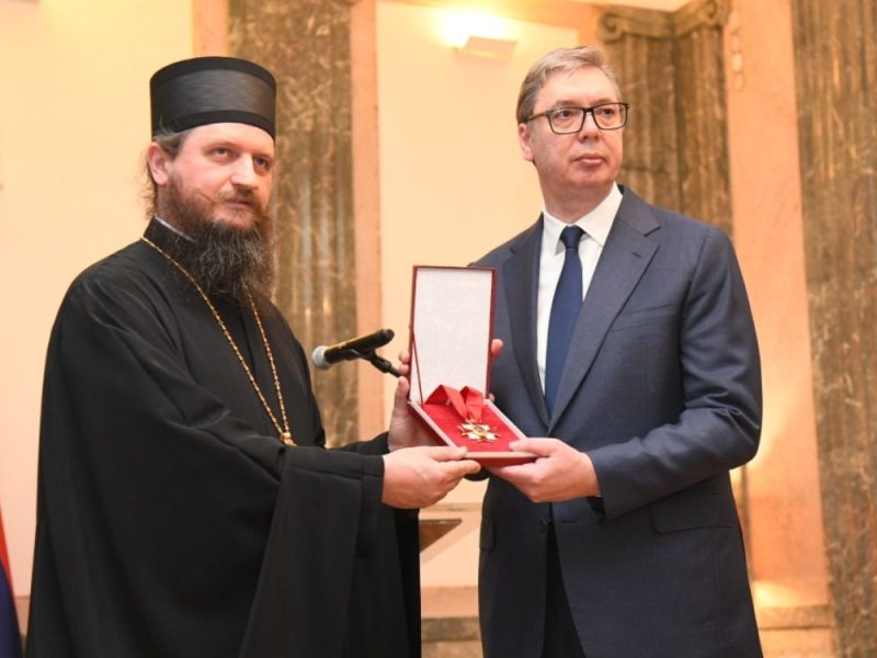 EPISKOP SERGIJE ODLIKOVAO VUČIĆA: Predsedniku Srbije uručen Orden novomučenika! (VIDEO)
