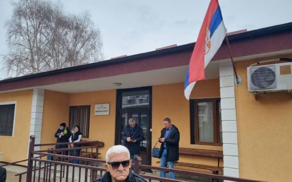 TRAŽE POTPISIVANJE UGOVORA SA PRIŠTINOM: Albanci u civilu upali u Rektorat u Kosovskoj Mitrovici!