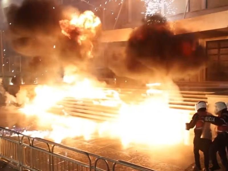 PAKLENA NOĆ U TIRANI: Demonstranti pokušali da zapale kabinet Edija Rame, nasilni sukobi sa policijom! (VIDEO)