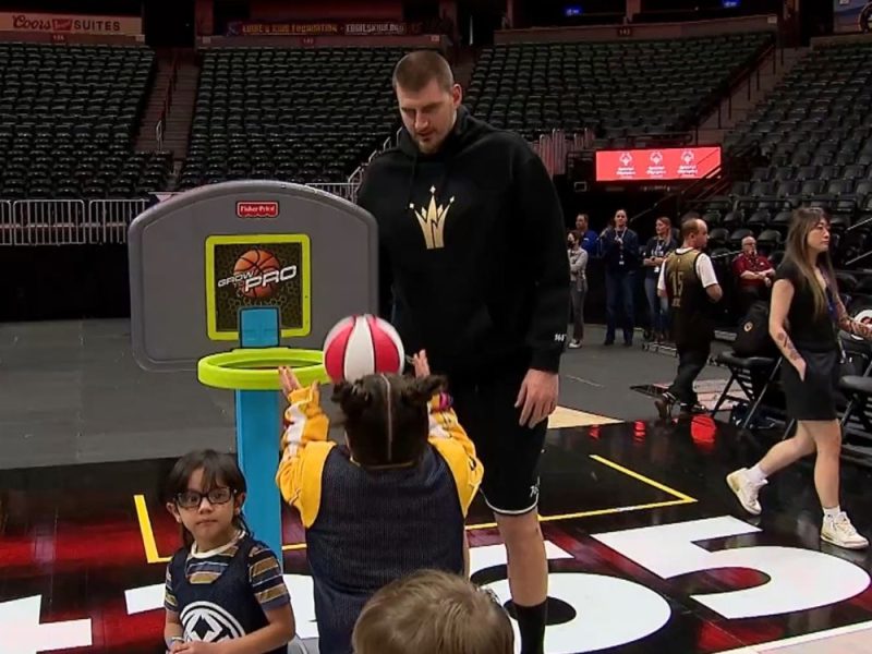 PRVI KOŠARKAŠKI KORACI UZ NAJBOLJEG: Nikola Jokić ugostio mališane na Specijalnoj olimpijadi u Denveru!
