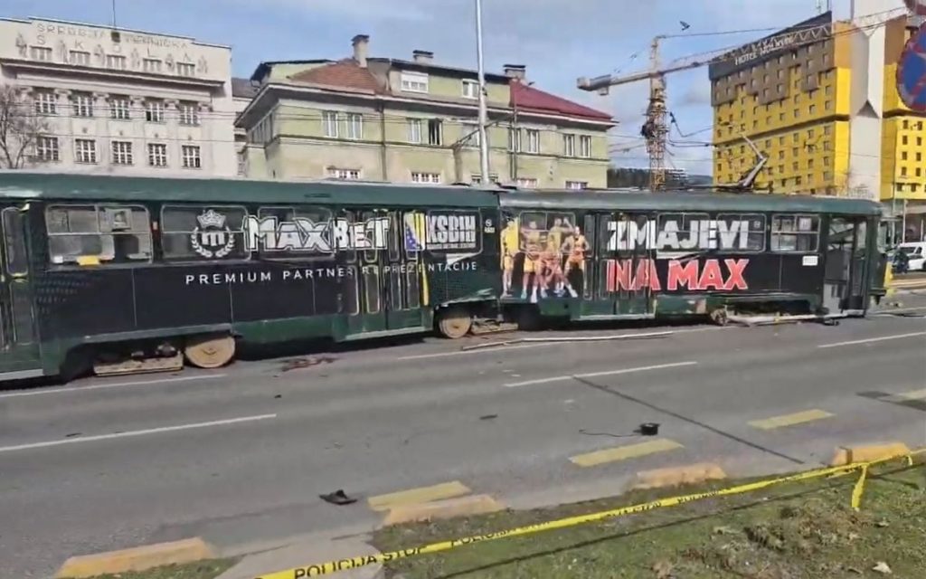 NESREĆA U CENTRU SARAJEVA: Tramvaj ispao iz šina, stradala jedna osoba, ima i povređenih! (VIDEO)