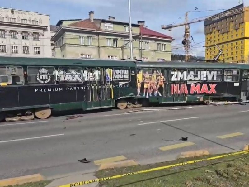 NESREĆA U CENTRU SARAJEVA: Tramvaj ispao iz šina, stradala jedna osoba, ima i povređenih! (VIDEO)
