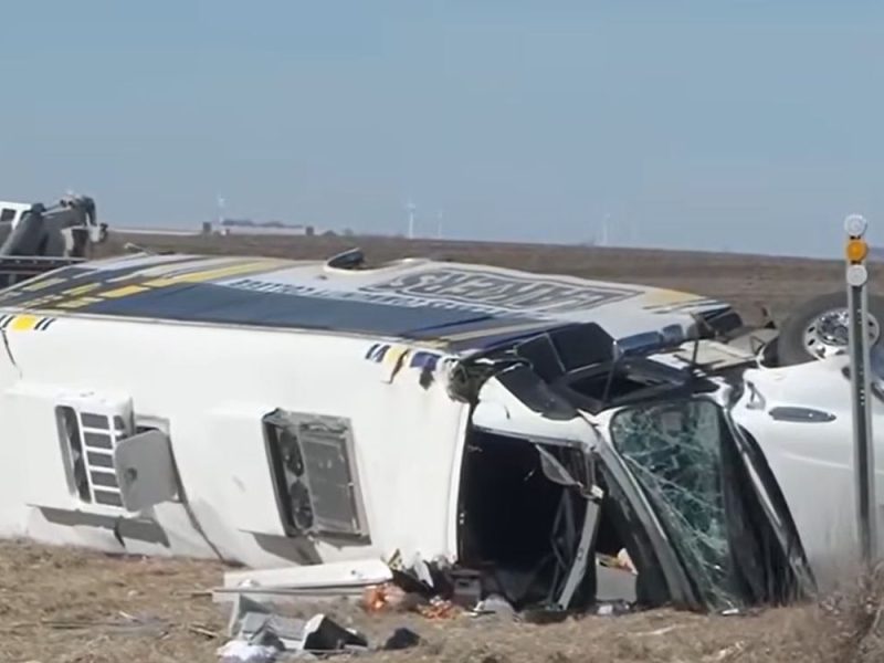 STRAVIČNA NESREĆA U AMERICI: Autobus sa mladim sportistima sleteo sa puta, ima mrtvih, veliki broj povređenih! (VIDEO)