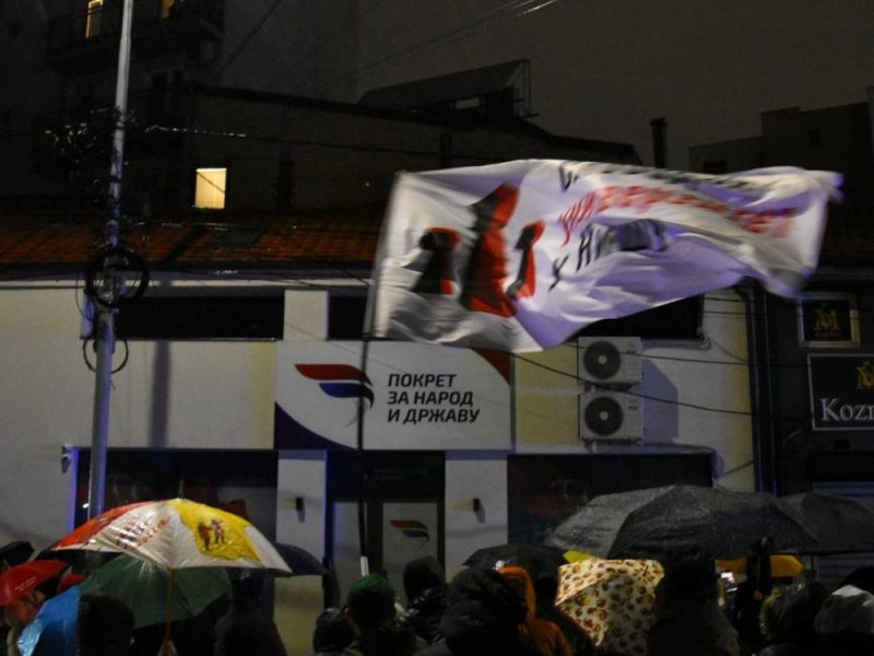 PROTESTI ŠIROM SRBIJE: Policija juriša na građane u Beogradu, u Nišu letela jaja na prostorije Vučićevog pokreta! (VIDEO)