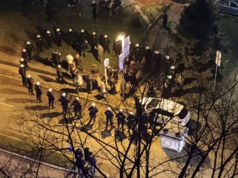 „SRBIJA POD OKUPACIJOM“: Policija opkolila učesnike protesta u Beogradu, uhapšeno više studenata! (FOTO)