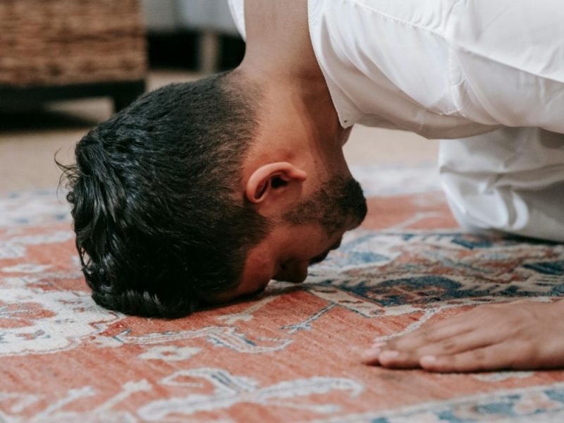 ZALASKOM SUNCA POČINJE RAMAZAN: Muslimani širom sveta obeležavaju sveti mesec posta!