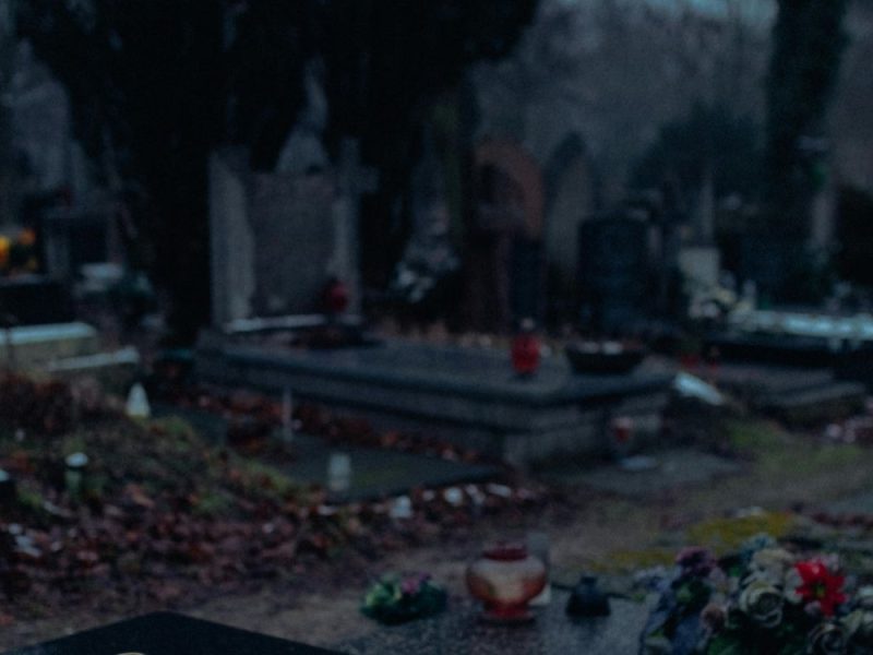 SRPSKA ZASTAVA ODNETA SA HUMKE: Oskrnavljen grob nedavno preminulog Srbina na Kosovu i Metohiji!