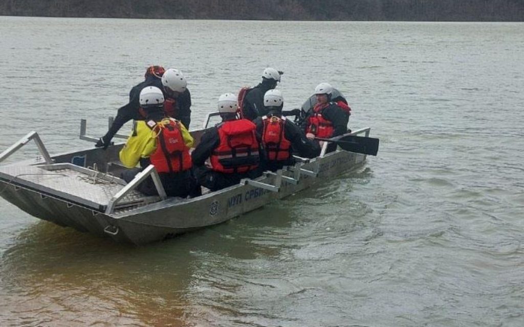 VELIKA POTRAGA NA JEZERU KOD LESKOVCA: Dvojica komšija ribolovaca nestali bez traga, meštani pomažu službama!