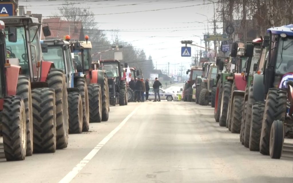 KRALJEVO POTPUNO ODSEČENO OD SRBIJE: Poljoprivrednici radikalizuju protest, blokirani svi ulazi u grad!
