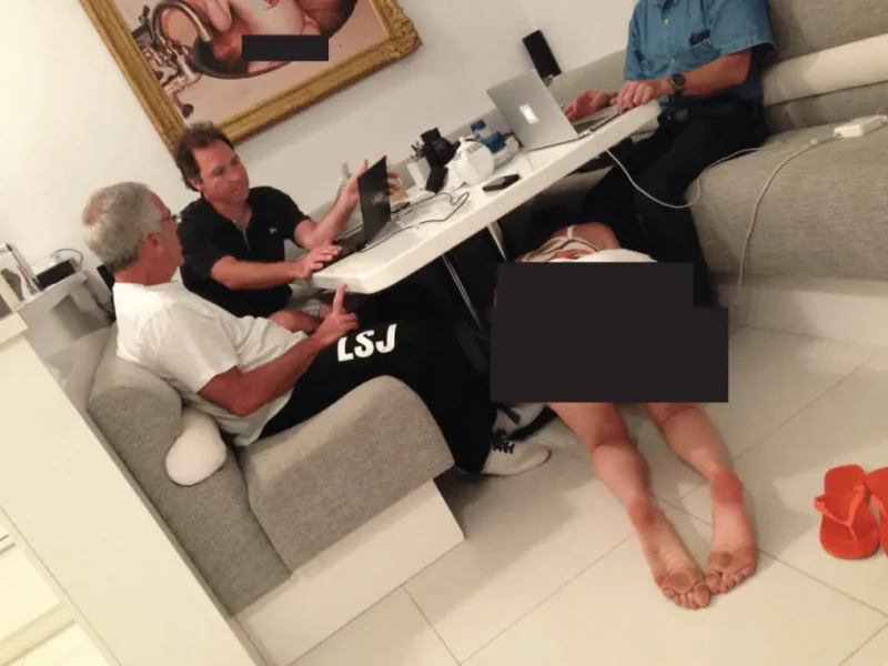 ŠOK FOTOGRAFIJA IZ DOSIJEA: Epštajn mirno radi na laptopu dok žena puzi ispod stola!