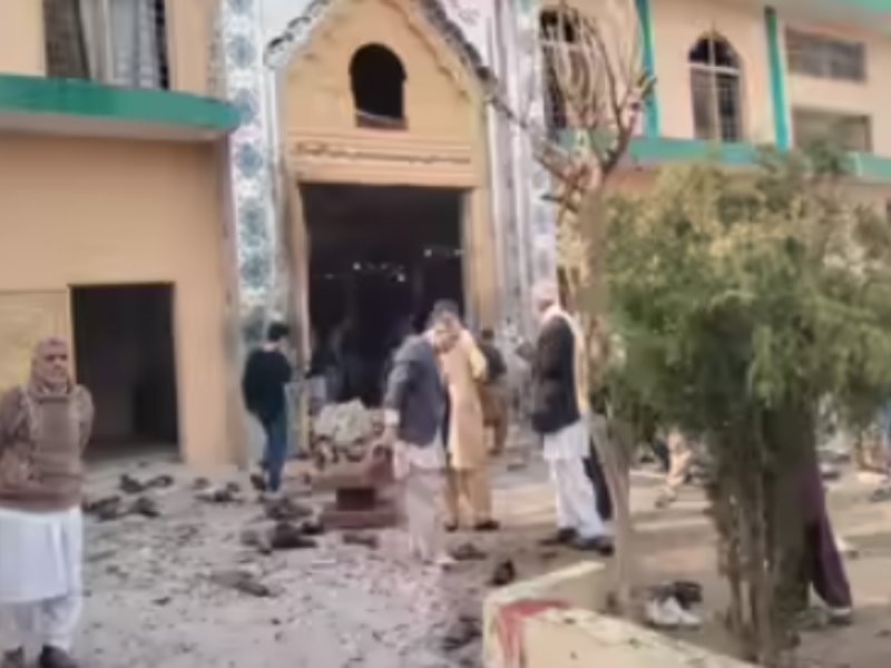 BOMBAŠKI NAPAD NA DŽAMIJU U PAKISTANU: Najmanje 30 osoba poginulo, više od 160 povređenih! (VIDEO)