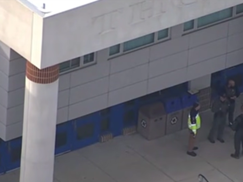 PUCNJAVA U SREDNJOJ ŠKOLI U MERILENDU: Stigle jake policijske snage, pogođen dečak star 16 godina! (VIDEO) 