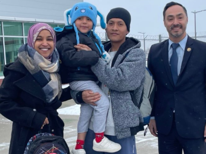 LIAM SE VRATIO KUĆI: Petogodišnji dečak iz Minesote kog su agenti ICE uhapšili dok se vraćao sa ocem iz škole pušten na slobodu! (FOTO)