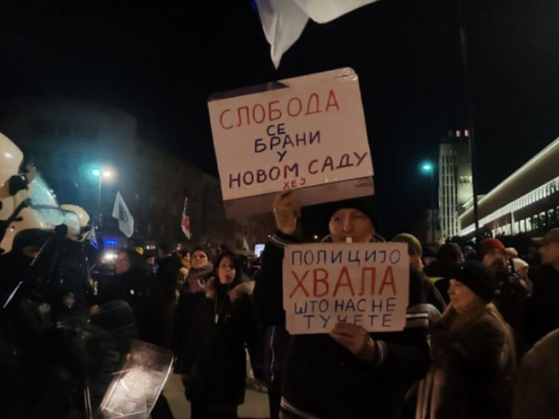 KORDON IZMEĐU DVE SRBIJE U NOVOM SADU: Policija podigla štitove da razdvoji studente i „spontano okupljene“ radnike javnih preduzeća! (VIDEO)