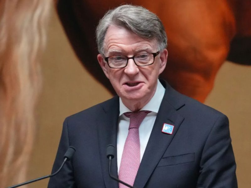 PRVO PRINC, SAD I LORD: Bivši britanski ambasador u SAD priveden zbog odavanja državnih tajni Epštajnu!