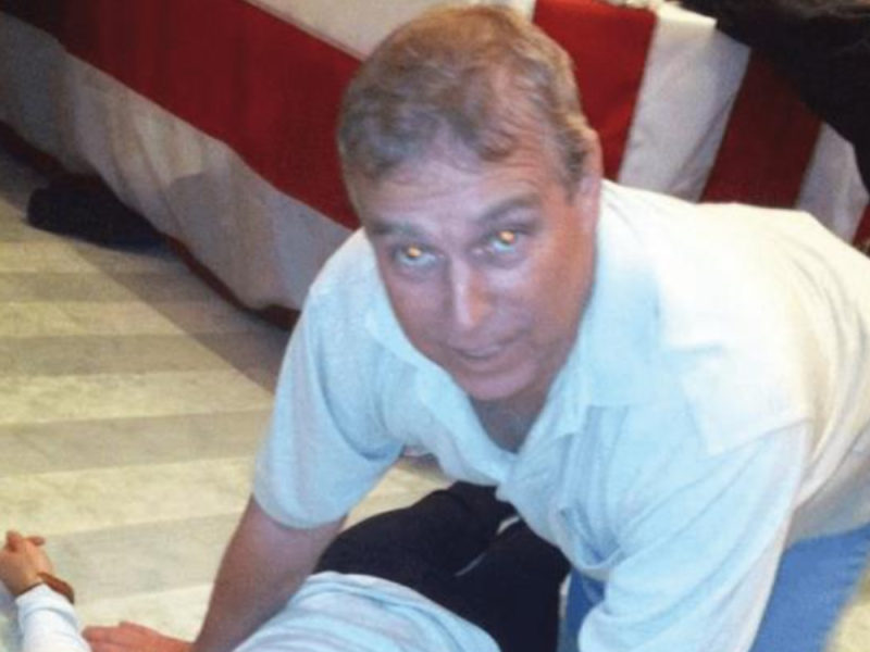 BIVŠI PRINC ENDRU PUŠTEN IZ PRITVORA NAKON 12 SATI: Brat kralja Čarlsa uslikan u policijskom vozilu! (FOTO)