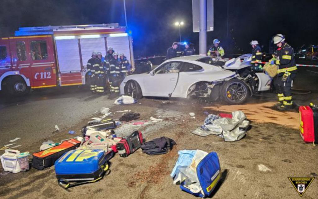 SRBIN POGINUO U STRAVIČNOJ SAOBRAĆAJNOJ NESREĆI U MINHENU: Vozilo sletelo sa puta i udarilo u banderu! (FOTO)