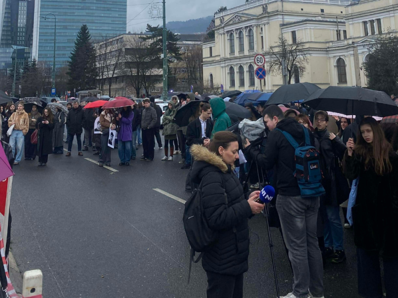 SARAJEVO NA NOGAMA: Minut ćutanja nastavljena gnevom: „Naša deca ginu u pokretnim sanducima!“