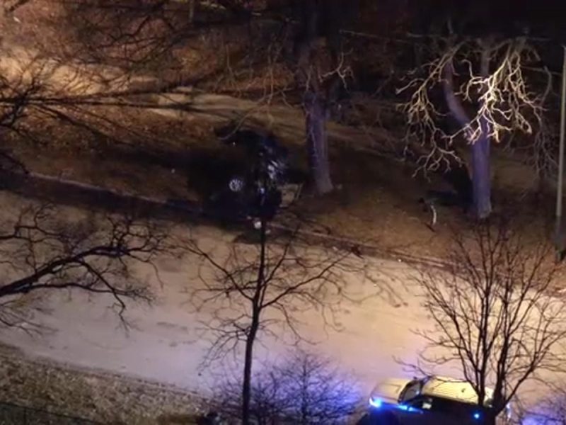 TRAGEDIJA U ČIKAGU: Jedan tinejdžer poginuo, troje povređeno nakon što je ukradeni automobil udario u drvo! (VIDEO)