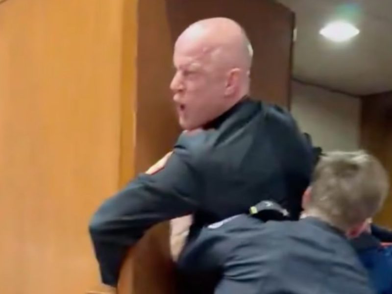 “NIKO NE ŽELI DA SE BORI ZA IZRAEL!”: Marinac ratni veteran protestvovao u Senatu, policija i senator mu polomili ruku i izbacili ga napolje (VIDEO)