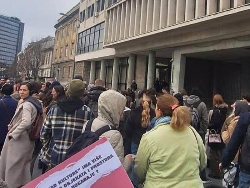 ZBOG PAROLE „POBUNA RAĐA NOVI SVET“: Odbornici vlasti izglasali oduzimanje prostorija Akademiji umetnosti u Novom Sadu! (VIDEO)