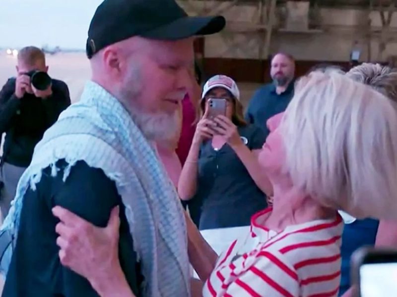 SLOBODA NAKON GODINU DANA PAKLA: Američki akademik kojeg su talibani držali kao taoca konačno kod kuće! (VIDEO)