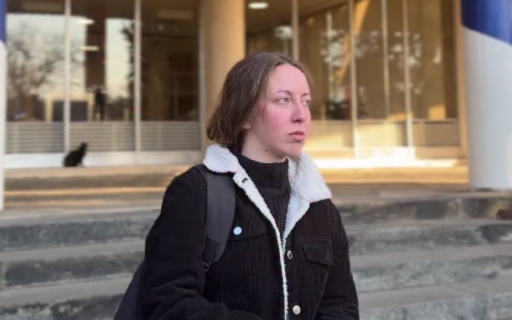 „POVREĐENA SUJETA NAČELNIKA UKP“: Puštena studentkinja privedena zbog nalepnica sa likom Marka Krička! (VIDEO)