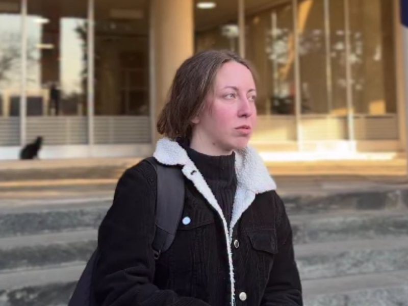 „POVREĐENA SUJETA NAČELNIKA UKP“: Puštena studentkinja privedena zbog nalepnica sa likom Marka Krička! (VIDEO)