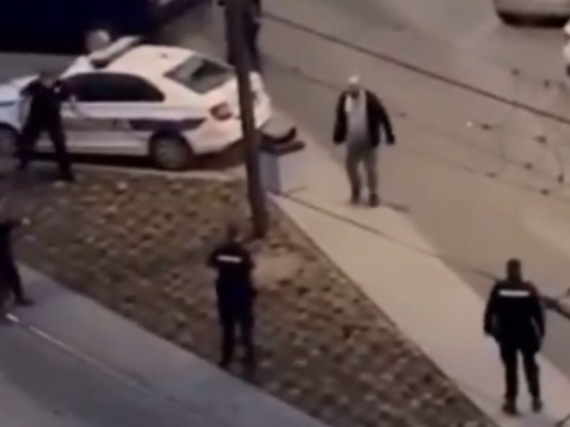 DRŽAVLJANIN BIH UHAPŠEN U BEOGRADU: Čekićem razlupao pet policijskih vozila, pa nasrnuo na policajce! (VIDEO)