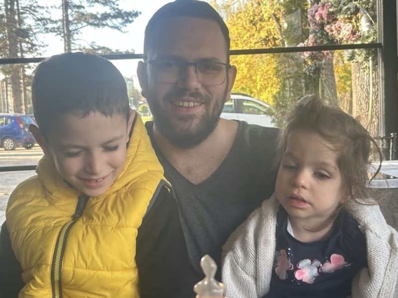 SRBIJO, MALOJ JANJI JE POTREBNA NAŠA POMOĆ! Jakov (8) sa ocem pešači od Kragujevca do Beograda za spas svoje sestre! (FOTO)