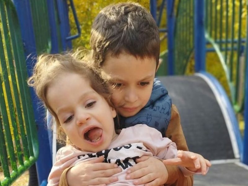 BRATSKA LJUBAV JAČA OD SVEGA: Mali Jakov (8) prepešačio od Kragujevca do Beograda i sakupio 24.000 evra za lečenje sestre! (FOTO)