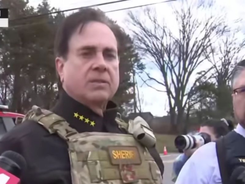 ŠERIF OTKRIO NOVE DETALJE NAPADA U MIČIGENU: Napadač stradao u zapaljenom autu, heroji iz obezbeđenja pod vatrom spasavali kolegu! (VIDEO)