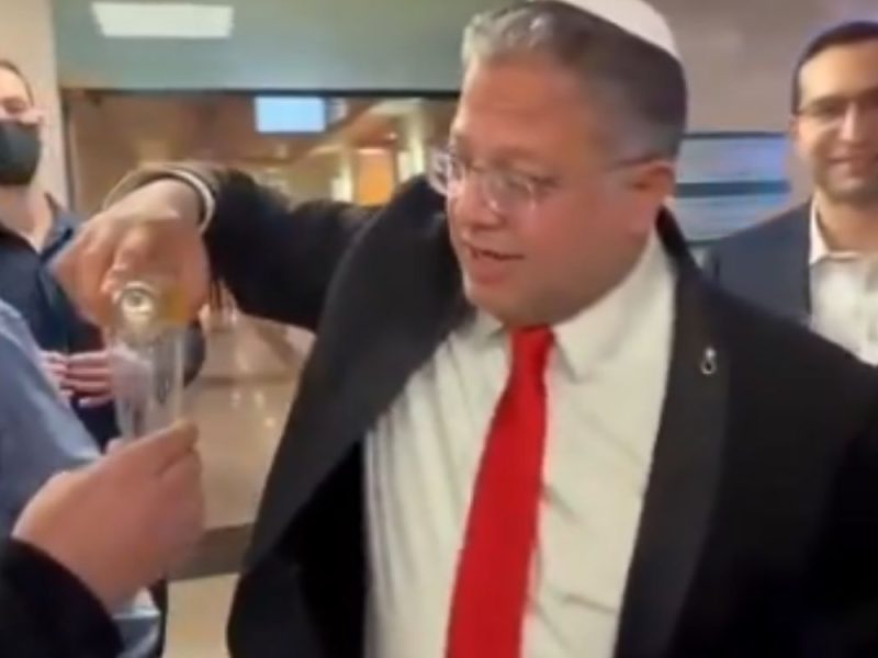 SLAVLJE I ŠAMPANJAC U KNESETU: Izrael usvojio zakon o smrtnoj kazni vešanjem za Palestince osuđene za napade! (VIDEO)