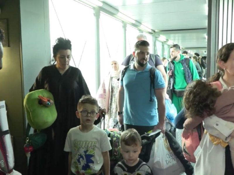 JOŠ 250 SRBA EVAKUISANO IZ RATNE ZONE: Avion iz Dohe sleteo u Beograd, završena još jedna akcija izvlačenja naših državljana! (VIDEO)