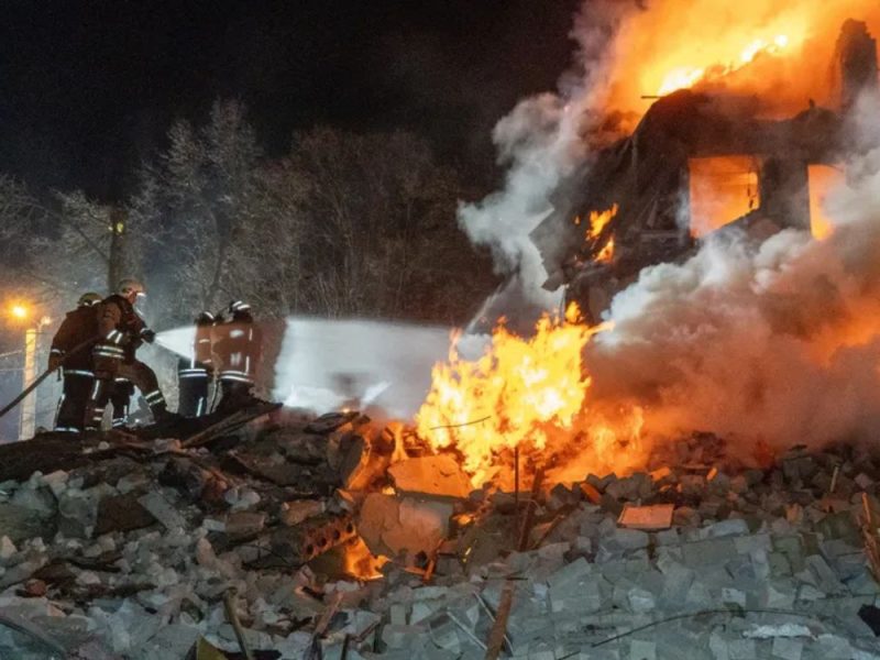 STRAŠAN UDAR RUSA: Pogođena stambena zgrada u Harkovu, poginulo sedmoro, povređena i deca!